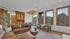 Fernseher, Kamin, Tischfußball, Bücher
