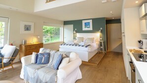 1 bedroom, WiFi (free), individually decorated, individually furnished - Osprey Boathouse (Aberfeldy)