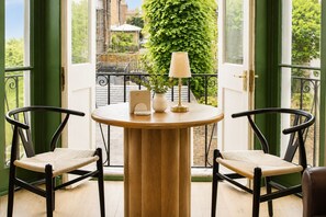 Dining - Notting Hill's Iconic Pink Apartment (London)