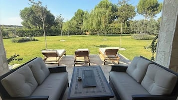 Akbay Home Bozcada Suit | Vista para o jardim