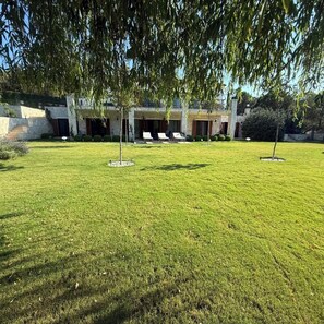 Akbay Home Bozcada Suit | Garden view
