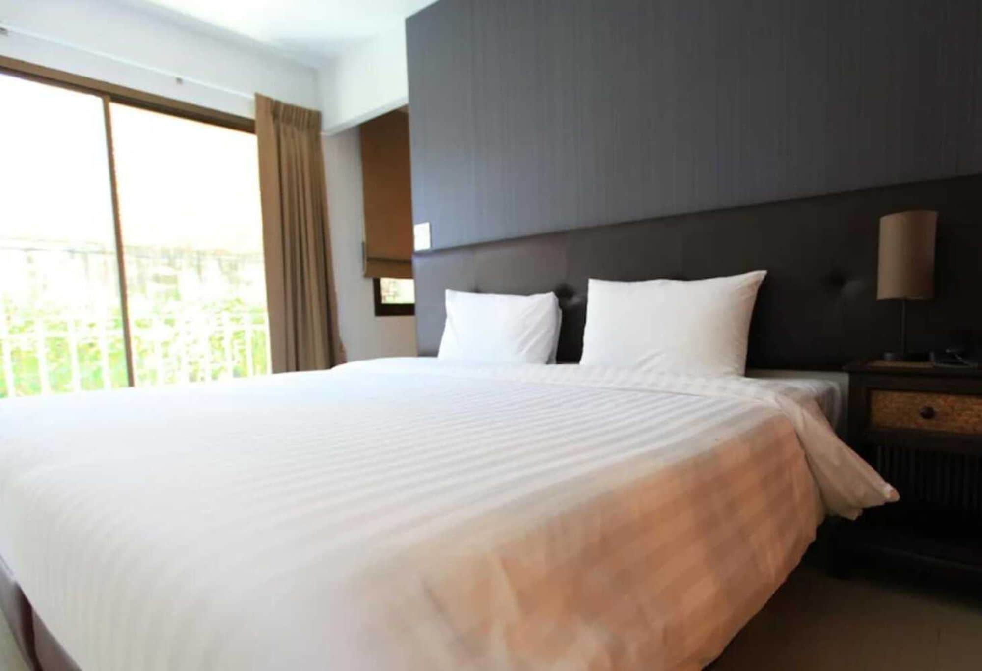 Superior Double Room | Desk, WiFi (free), bed sheets