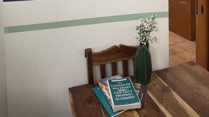 A wall with decorative plates and a book on a table. - PILLYHOUSE VUCCIRIA: a charming apartment at the entrance to the Vucciria Market (Palermo)