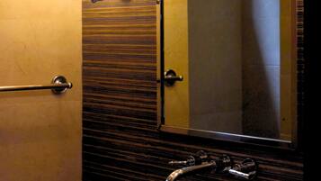 Standard-Suite, Meerblick | Badezimmer | Dusche, Haartrockner, Handtücher, Seife