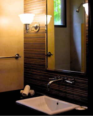 Standard-Suite, Meerblick | Badezimmer | Dusche, Haartrockner, Handtücher, Seife