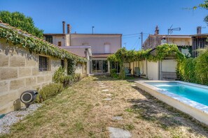 A residential property with a swimming pool, a covered patio, and a stone wall. - Exceptional House with Private Pool Bordeaux (Bordeaux)