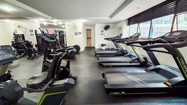 A gym with treadmills, elliptical machines, and weight machines. - SHB Lazer Completo 2min da Praia (Guarujá)