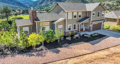 Lake Home in Palmer Lake • Hot Tub • Fire Pit • Walk to Lake