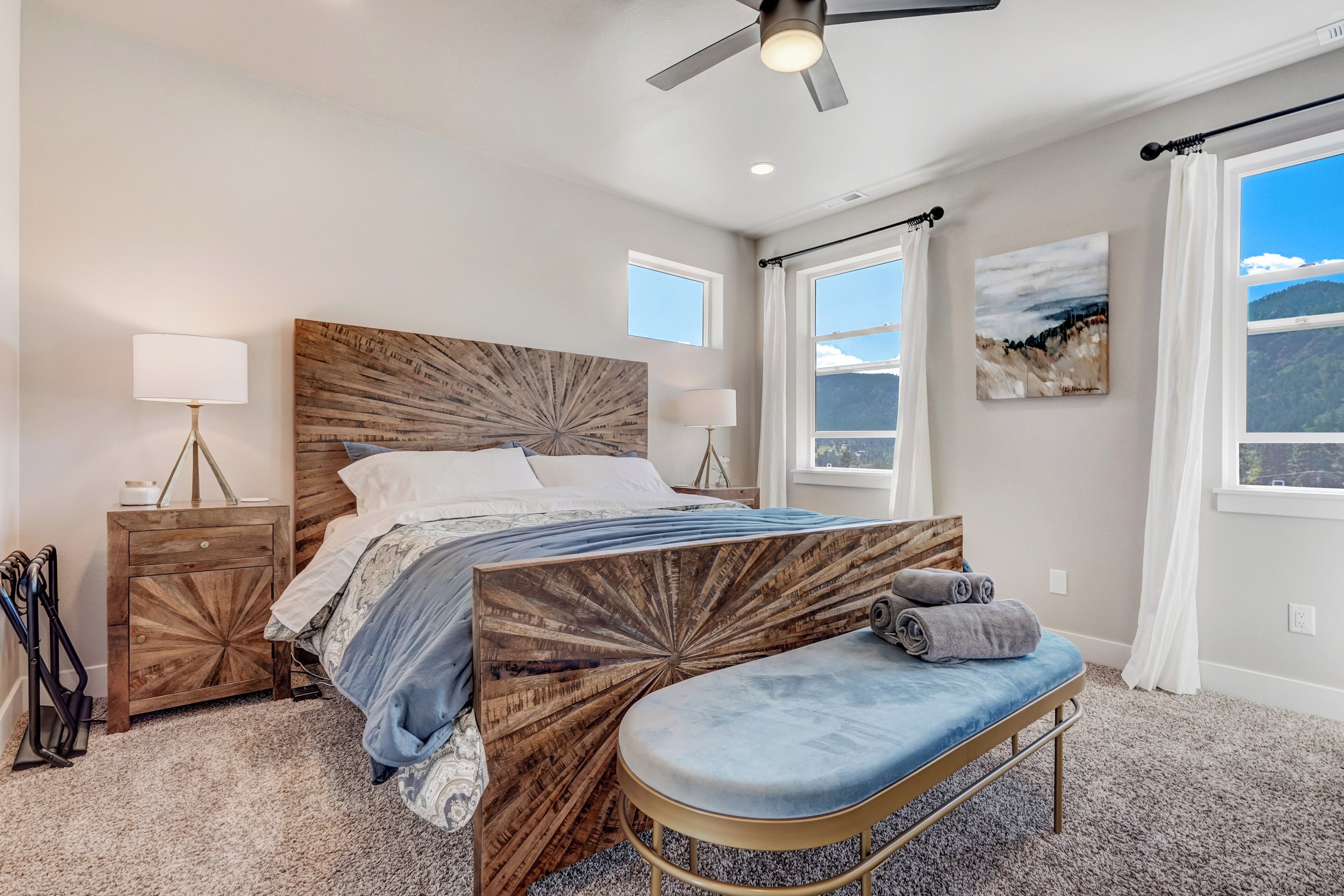 4 bedrooms, iron/ironing board, internet, bed sheets