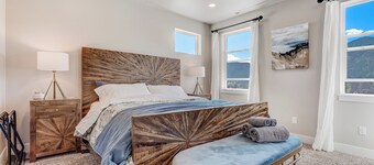 Lake Home in Palmer Lake • Hot Tub • Fire Pit • Walk to Lake