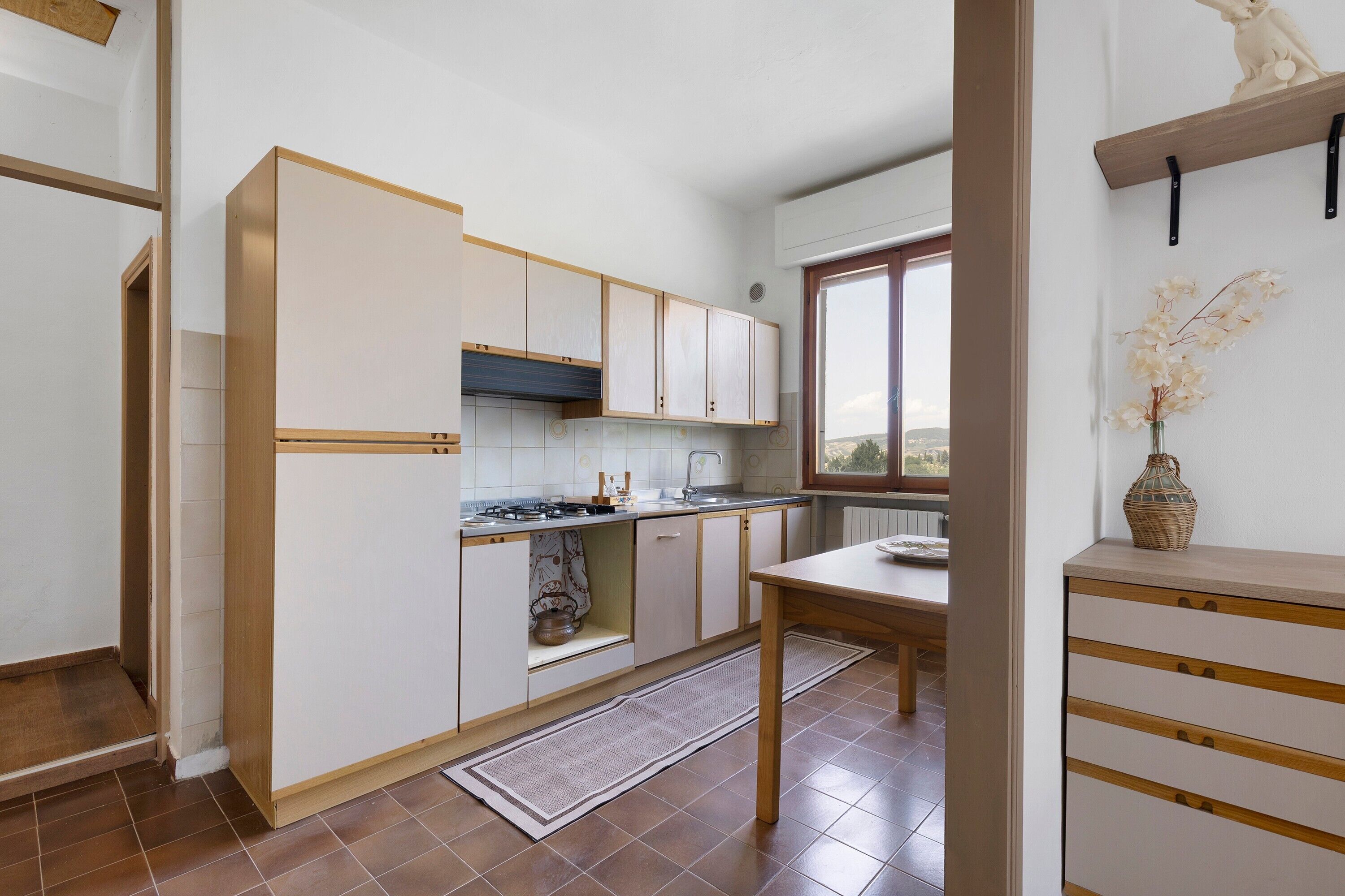 Coffee/tea maker, fridge, microwave, stovetop