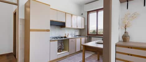 Coffee/tea maker, fridge, microwave, stovetop