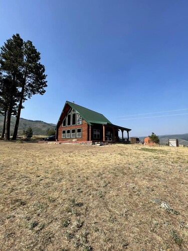 Off-Grid Luxury Cabin for Great Montana Weekend Getaways