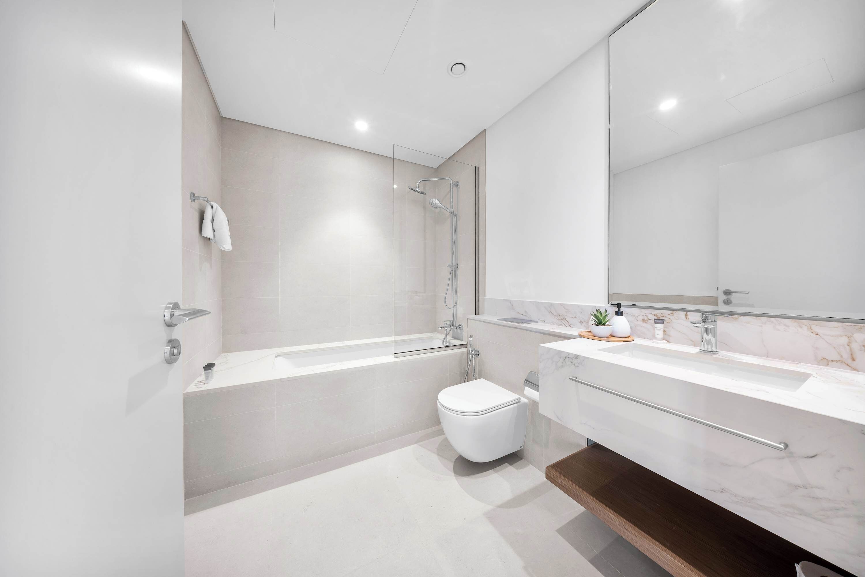 Un baño moderno con bañera, inodoro y lavabo.