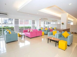 Reception - OYO 75661 R-con At Siam (Muang Pattaya)