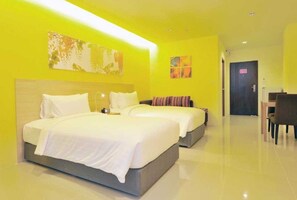 Desk, WiFi (free), bed sheets - OYO 75661 R-con At Siam (Muang Pattaya)
