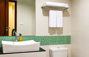 Shower, rainfall showerhead, towels, soap - OYO 75661 R-con At Siam (Muang Pattaya)
