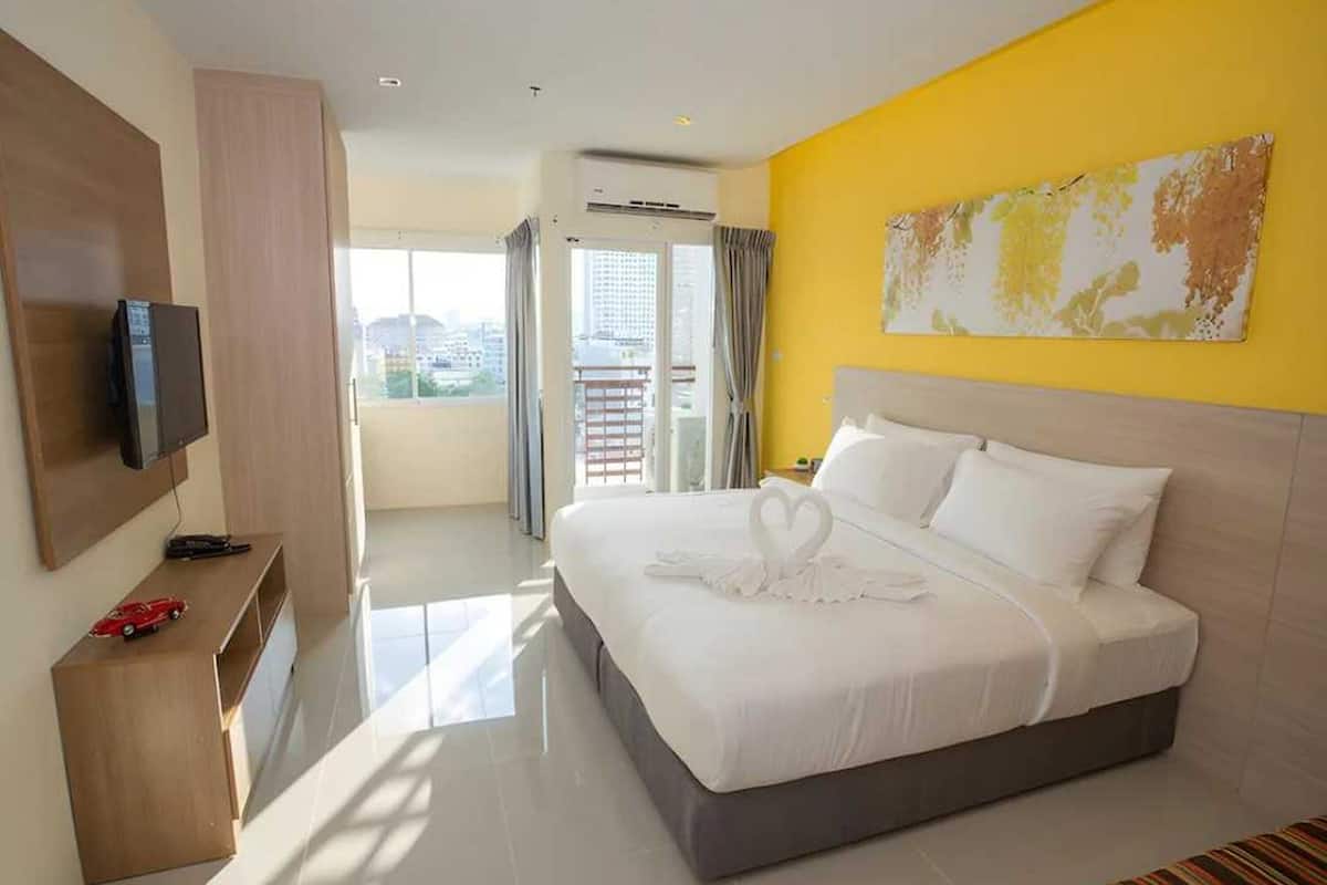 Deluxe Double Room | Desk, free WiFi, bed sheets