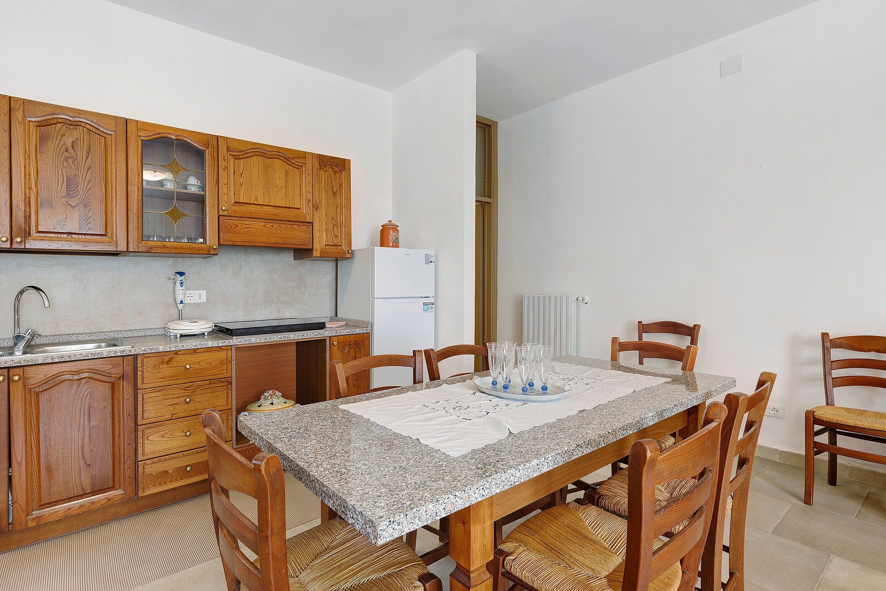 Coffee/tea maker, fridge, microwave, stovetop