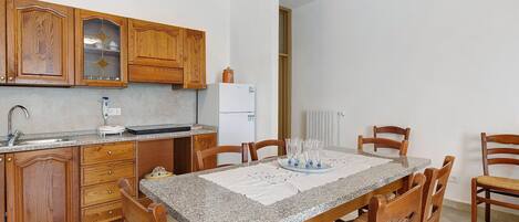 Coffee/tea maker, fridge, microwave, stovetop