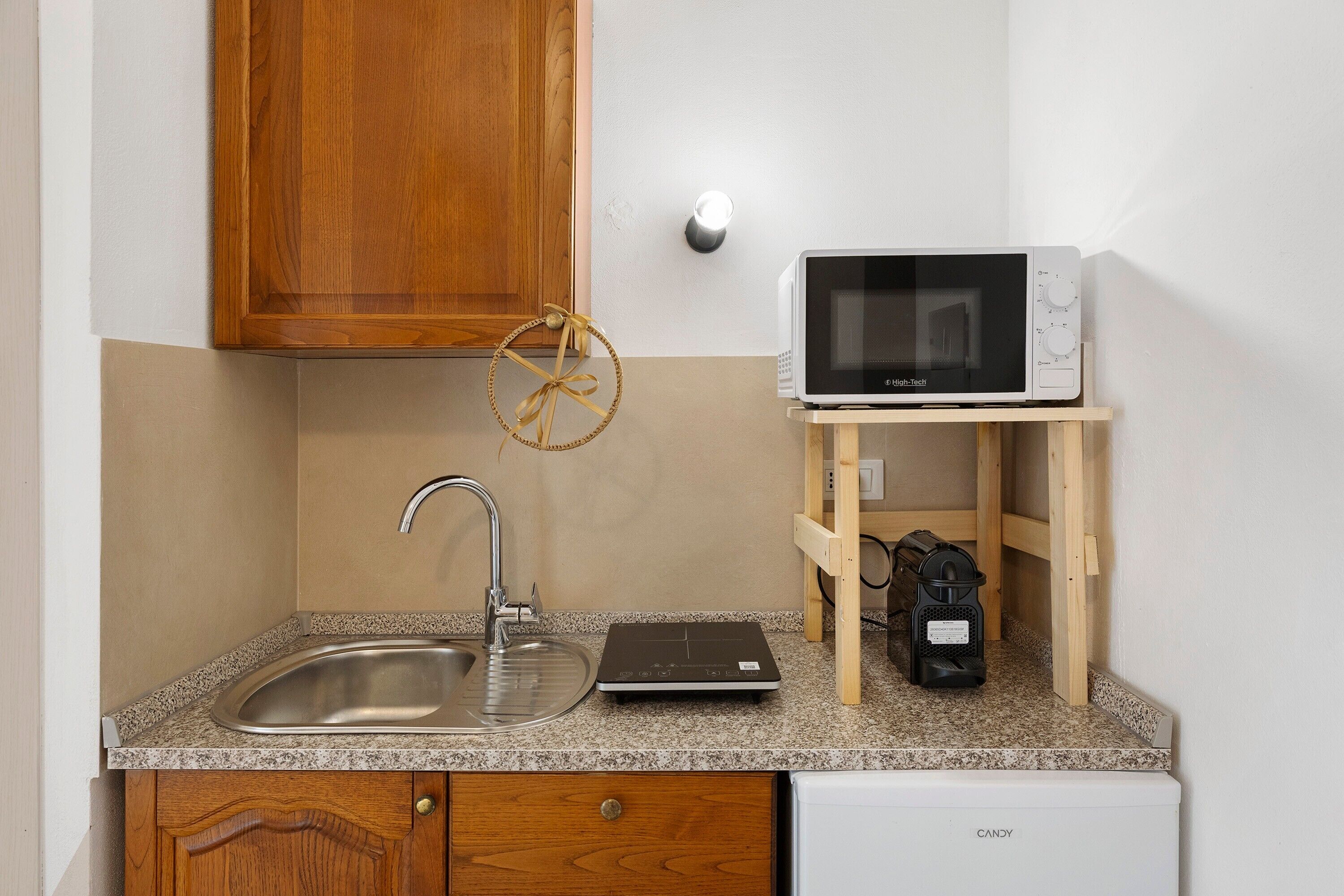 Coffee/tea maker, fridge, microwave, stovetop