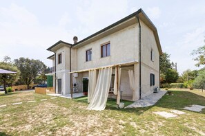 A two-story house with a covered patio area. - Mini appartamento Terra! - Benvenuti a Villamagna di Volterra! (Volterra)