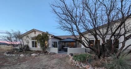 Expansive ranch house w/ guest suite for groups