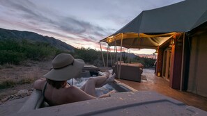 Outdoor spa tub