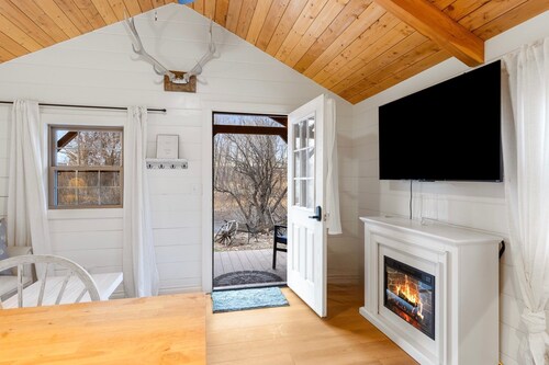 Riverfront Cabin right Outside of Bozeman