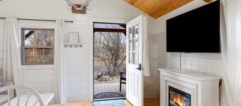 Riverfront Cabin right Outside of Bozeman