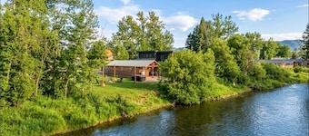Riverfront Cabin right Outside of Bozeman