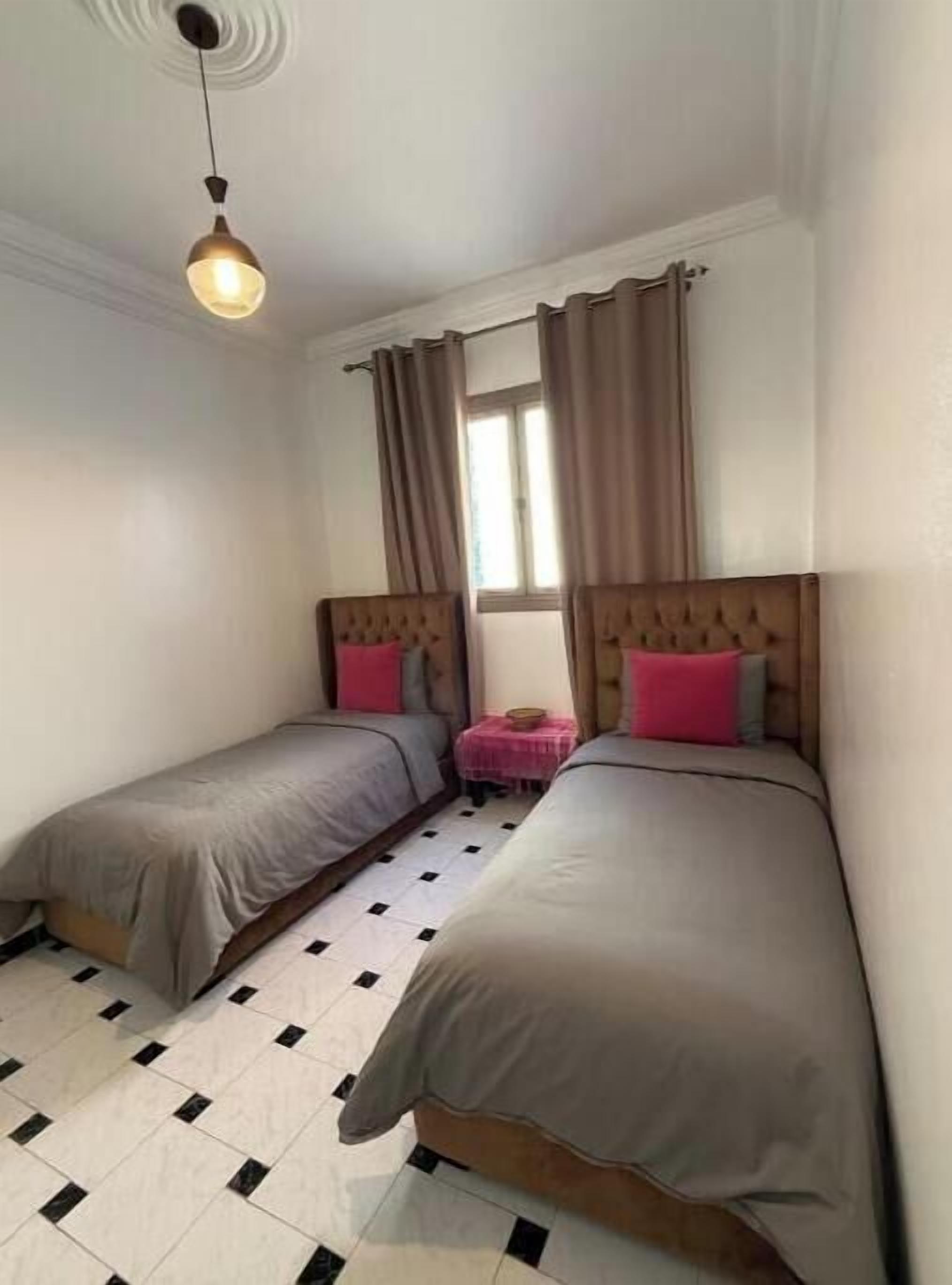 2 quartos, ferros/tábuas de passar roupa, Wi-Fi, roupa de cama