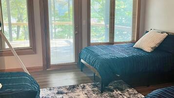4 bedrooms, iron/ironing board, WiFi, bed sheets