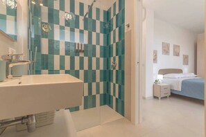 Vila, vista para a piscina | Banheiro | Produtos de toalete grátis, secador de cabelo, toalhas de banho 