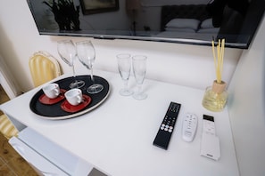 Deluxe Double Room | Television - AUREA ROME ANTIQUE ROOMS (Rome)