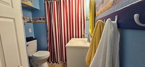 Dusche, Haartrockner, Handtücher, Toilettenpapier