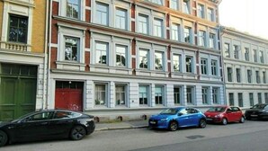 Una sequenza di edifici residenziali a più piani con uno stile architettonico uniforme, caratterizzata da una serie di finestre e porte allineate in modo coerente.