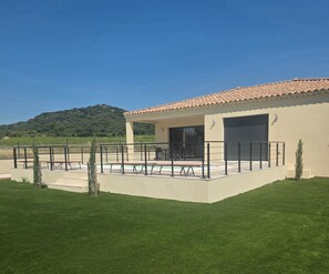 Terrace/patio - Stunning Villa with All the Comforts (1–9 People) (Tavel)