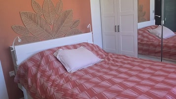 Tabla de planchar con plancha, wifi, ropa de cama