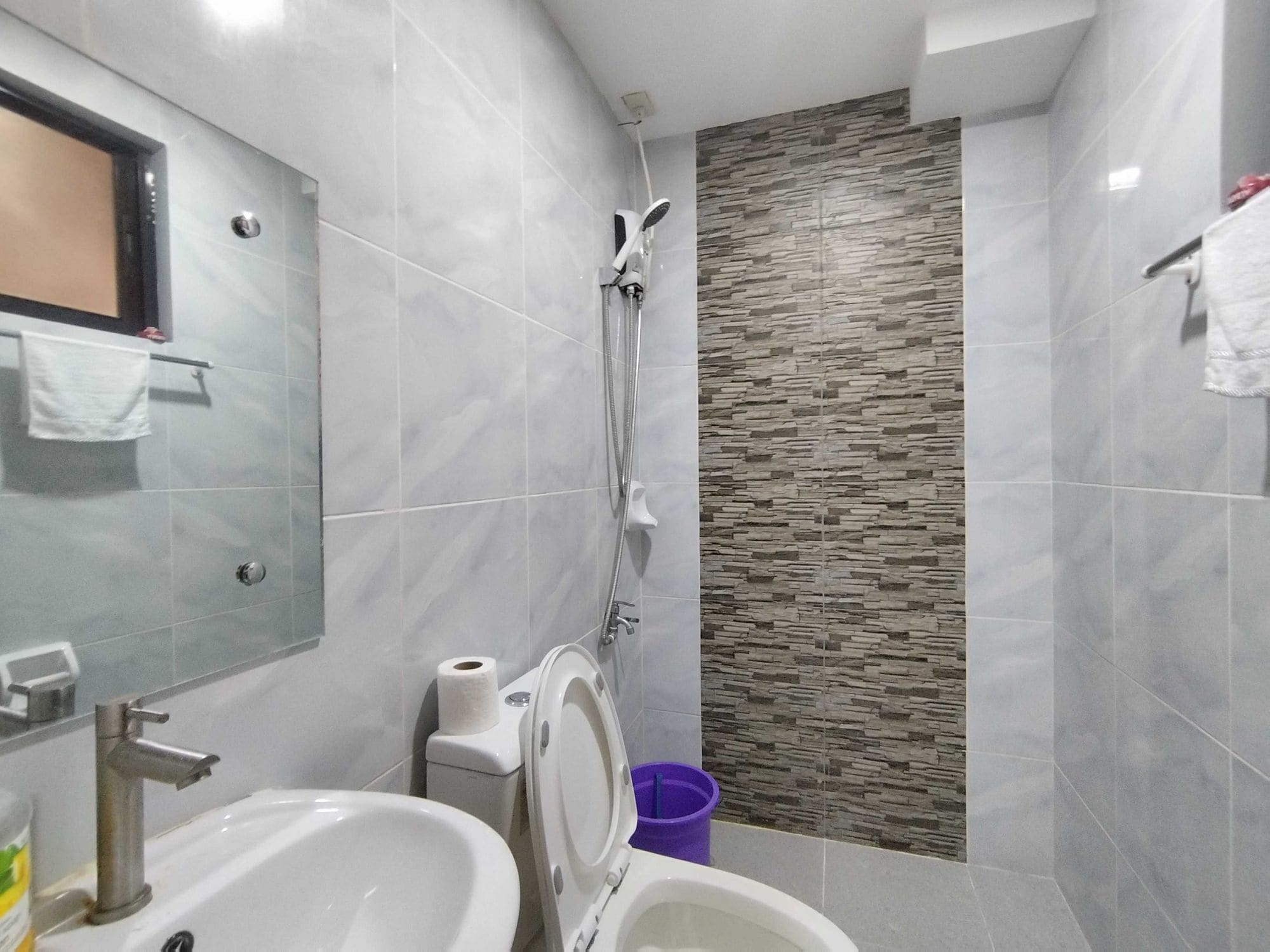 Shower, rainfall showerhead, free toiletries, towels