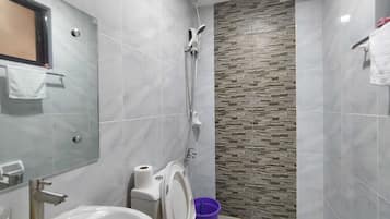Shower, rainfall showerhead, free toiletries, towels