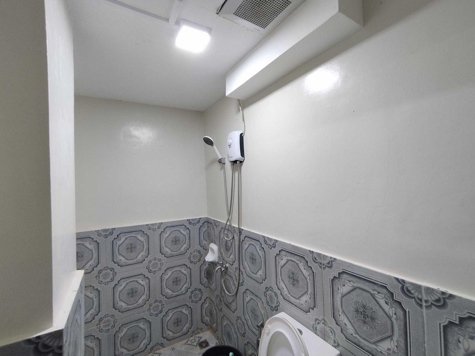 Shower, rainfall showerhead, free toiletries, towels