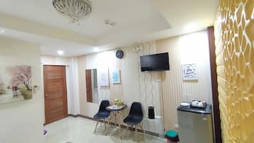 Standard Double | Desk, WiFi (free), bed sheets