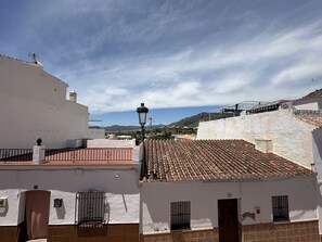Un edifici blanc amb teulada de rajola, un fanal i un senyal amb el número 17.