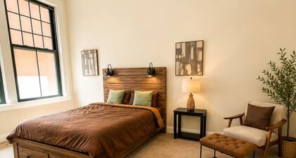 Luxury Downtown 2bd 2ba Condo- Walk to Gainbridge Fieldhouse & Lucas Oil Stadium