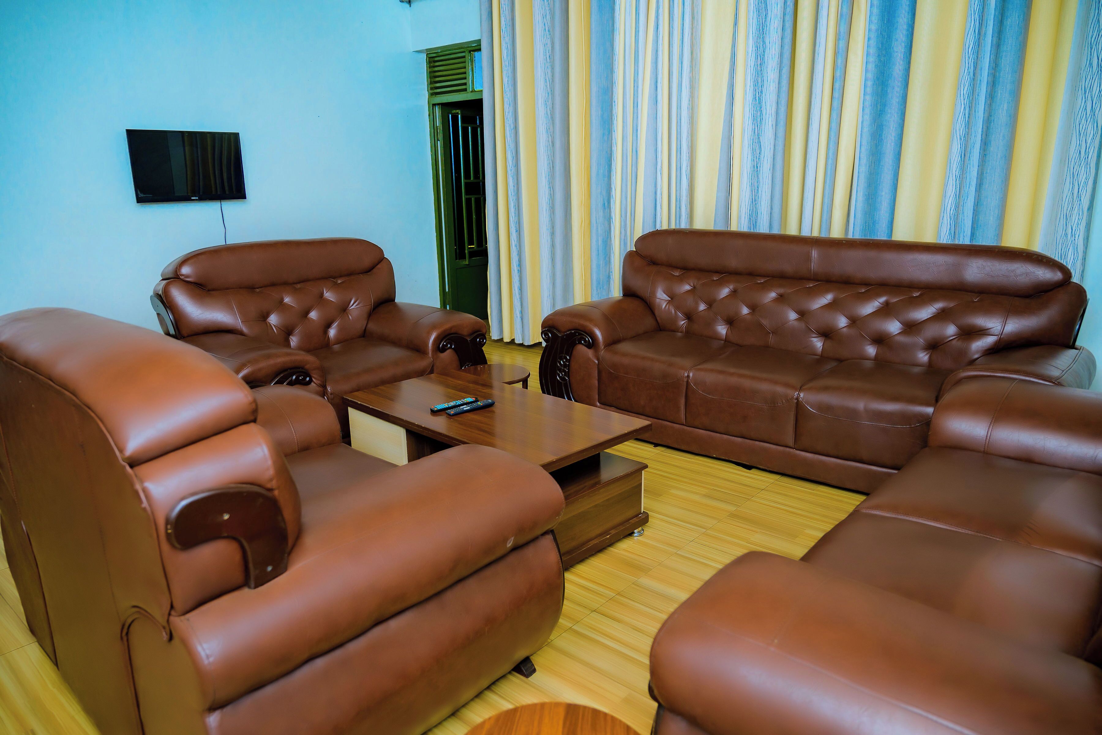 Double Room, City View | Living area