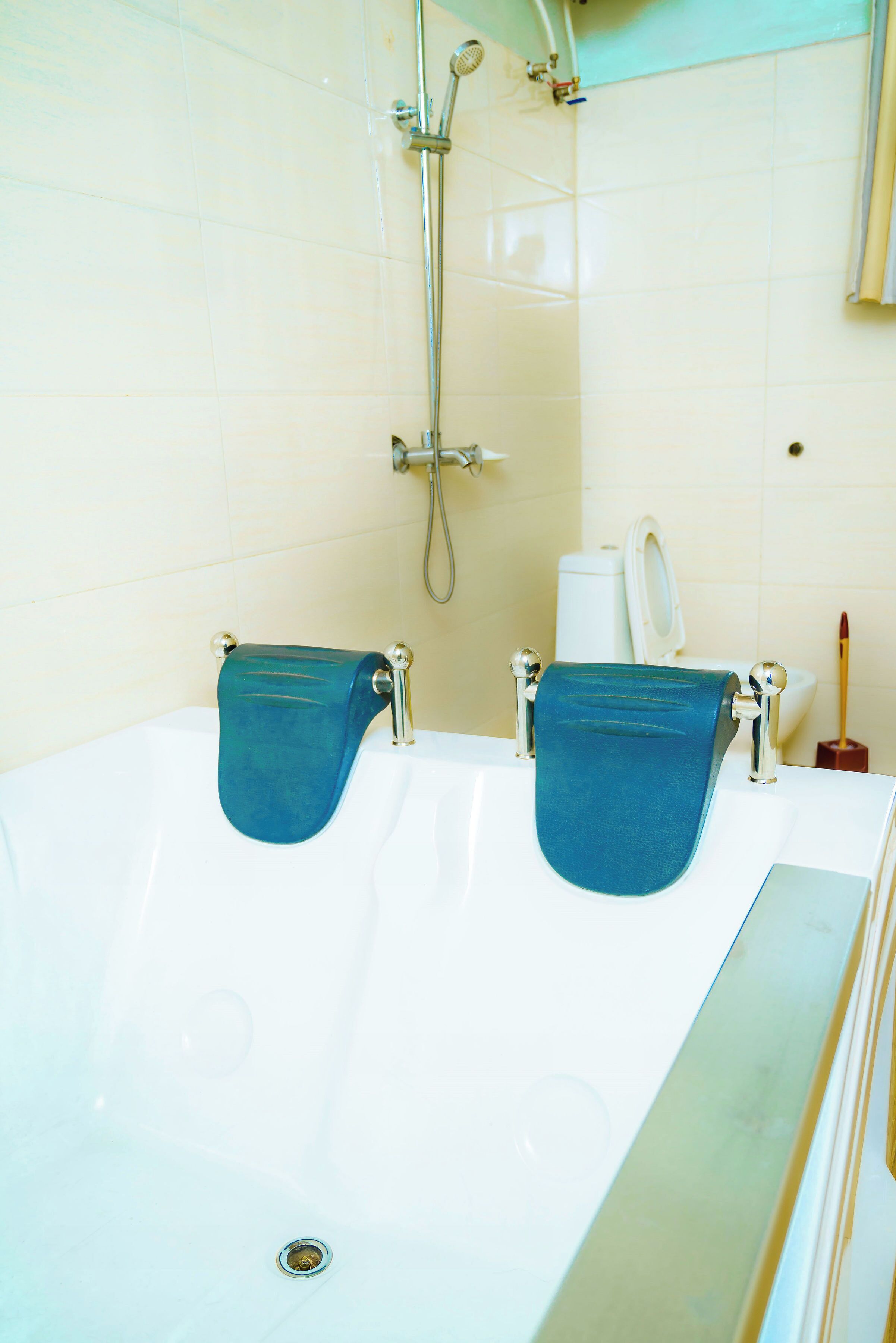 Habitación doble, vistas a la ciudad | Baño | Zapatillas