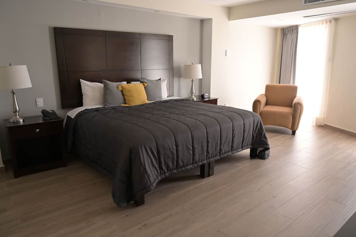 Suite superior | Caja de seguridad en la habitación y escritorio