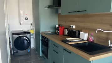 Fridge, cookware/dishes/utensils