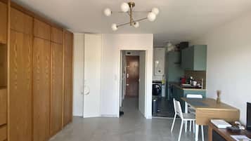 Fridge, cookware/dishes/utensils
